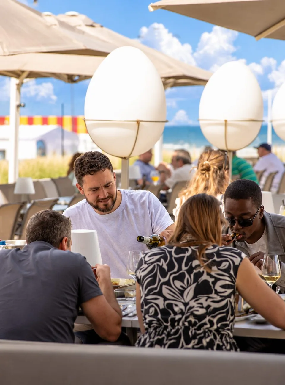 Lunch op het terras met zeezicht